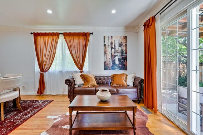 Foto del edificio - 6402 Tamalpais Ave