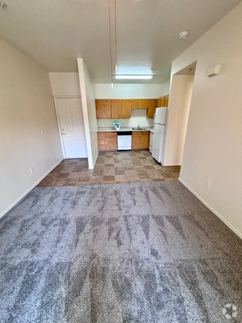 Building Photo - Silver Pines