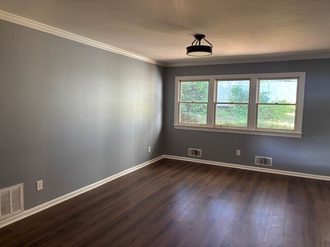 Foto del edificio - 1311 Lakeshore Cir