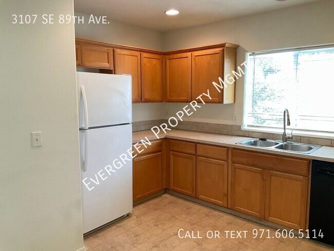 Building Photo - Beautifully Upgraded Tri-Level $2,395 3BD/...