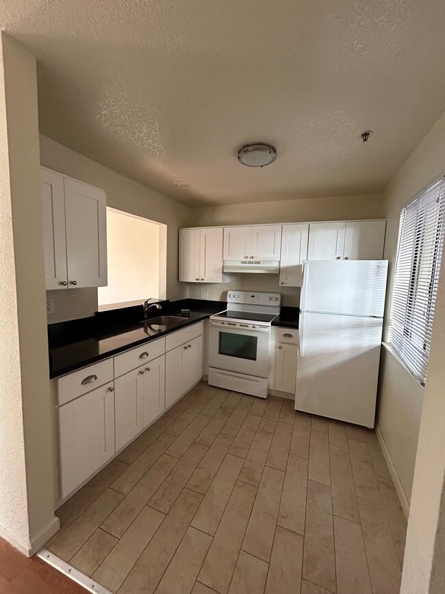 Building Photo - Mission One Bedroom Apartment with Tons of...