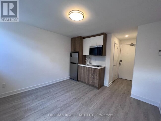 Building Photo - 15 Thorburn Ave