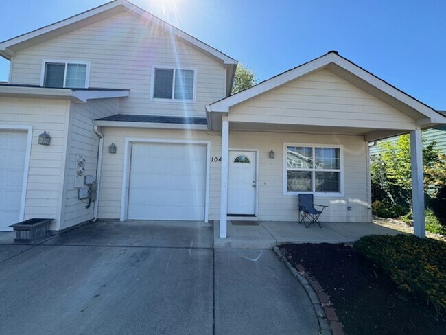 Building Photo - Two Story Townhome