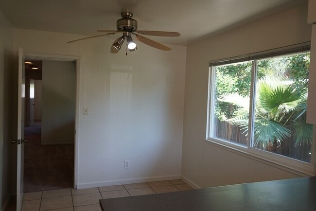 Building Photo - 3 bedroom 1 bath duplex in the wonderful city of Fair Oaks!