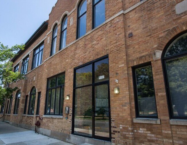 Building Photo - 7377 N Rogers Ave