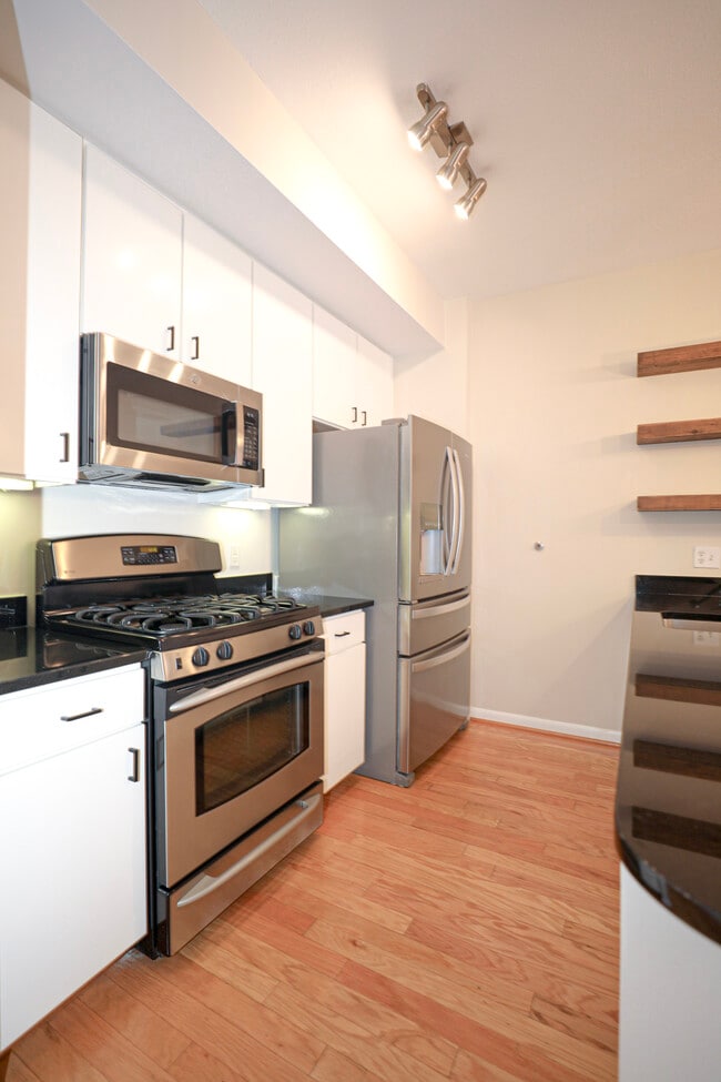 Building Photo - 1001 L St NW