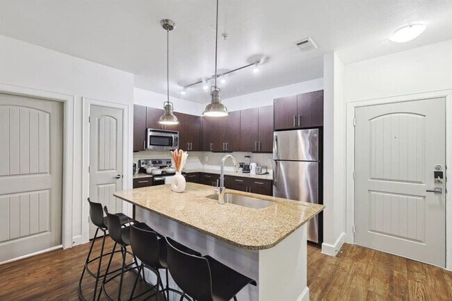 Foto del edificio - 5445 Town and Country Blvd