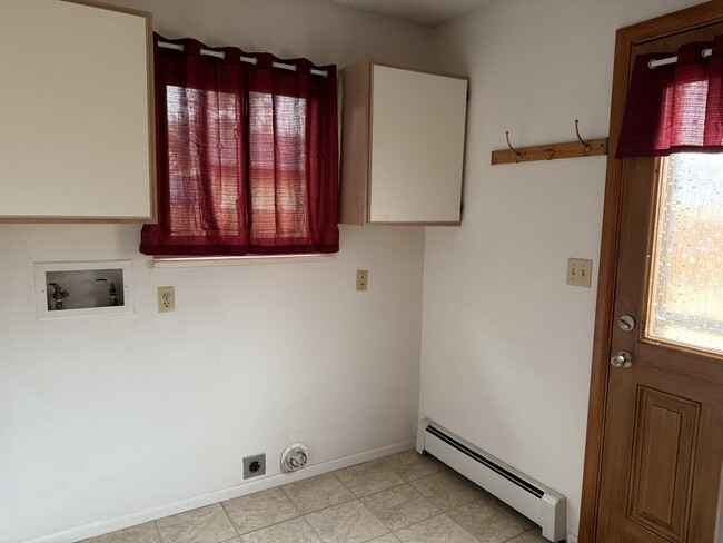 Laundry room - 3054 Wellington Ave