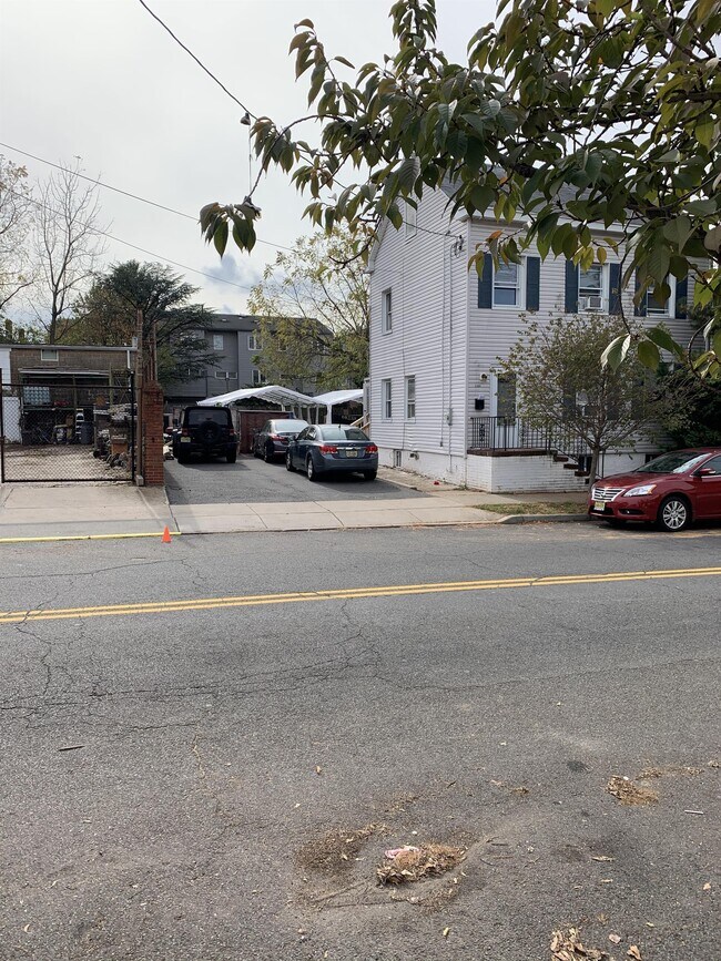 Building Photo - 104 Guilden St
