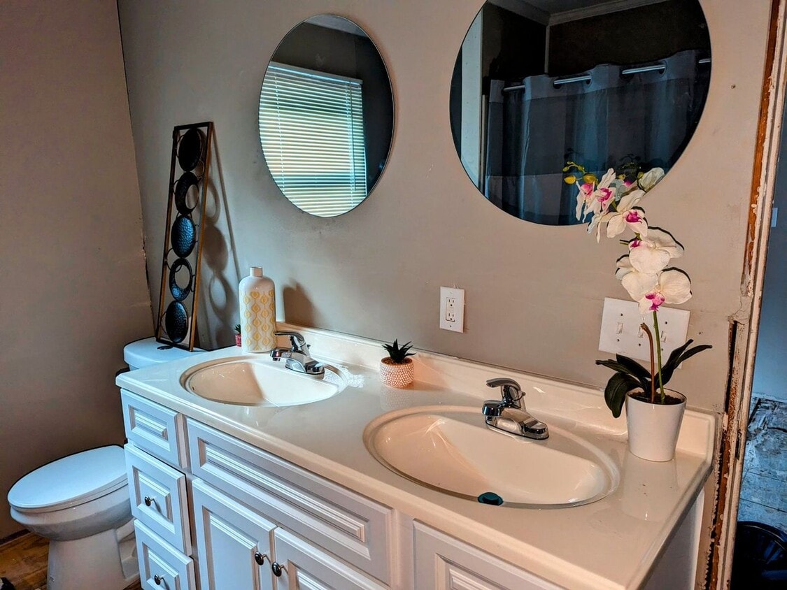 Primary Photo - 2 Bed House w/ carport, central HVAC & woo...