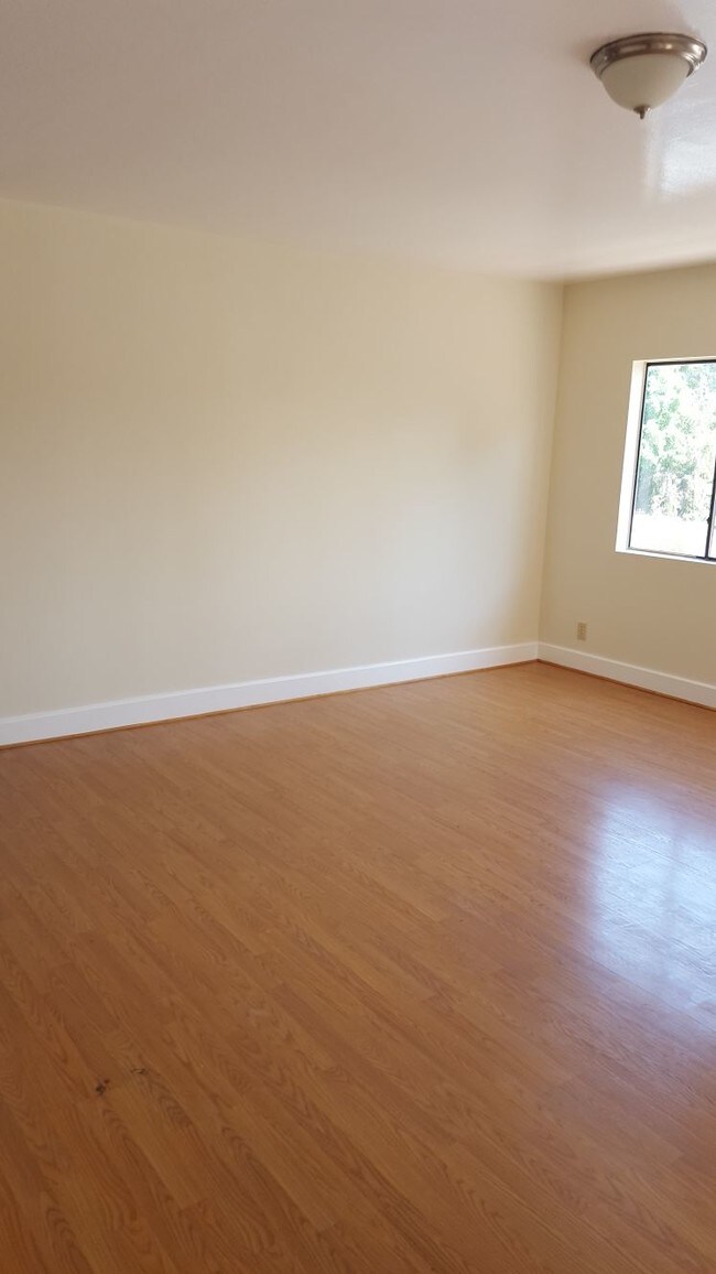 livingroom - 6028 Ernest Ave