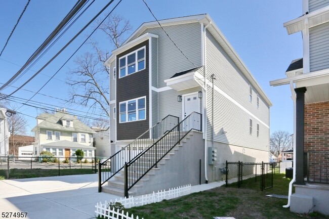 Building Photo - 113 Albion St