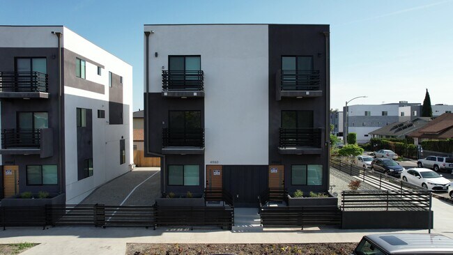Foto del edificio - 4960 Clinton St