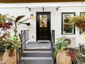 Building Photo - 45 E 60th St