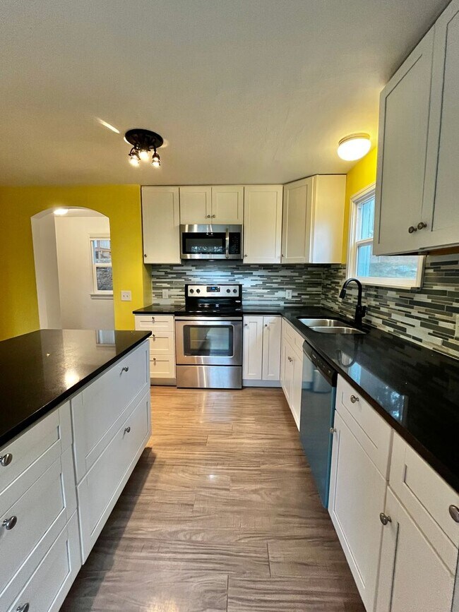 Foto del edificio - Cozy Bremerton Home on Large Corner Lot