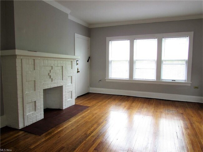 Foto del edificio - 11851 Lake Ave