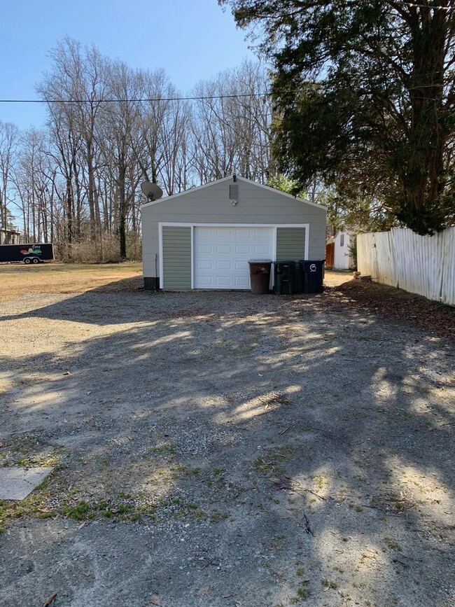 Building Photo - Cute 2 Bedroom Cottage in Greensboro NC