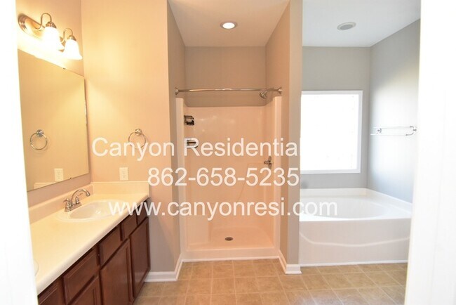 Foto del edificio - 3637 Crosswinds Dr