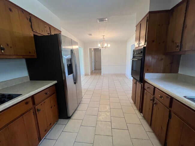 Foto del edificio - Charming 4-Bedroom Brick Home on Spacious ...