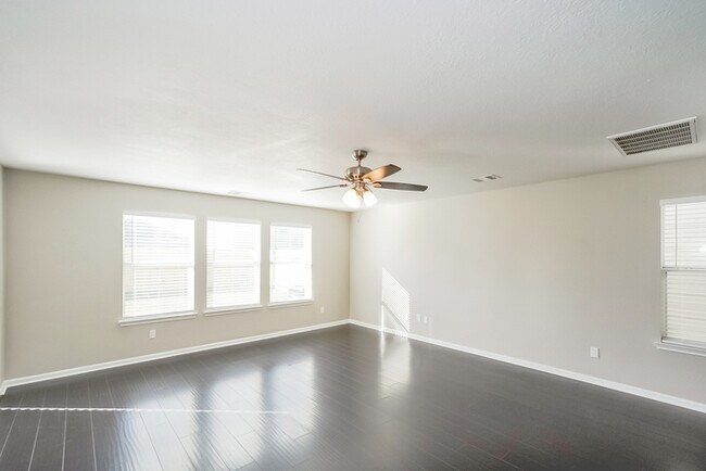 Foto del edificio - 3 Bedroom Home with Fenced Backyard in Cypress