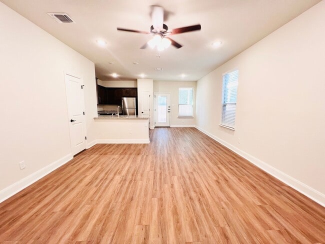 Building Photo - 10318 Lynwood Vlg
