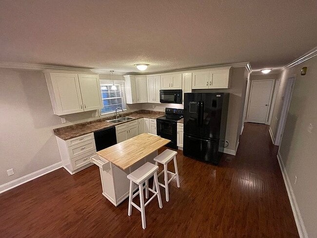 Building Photo - 4013 Woodside Dr