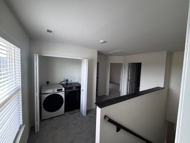 Building Photo - 112 Day Lily Ln