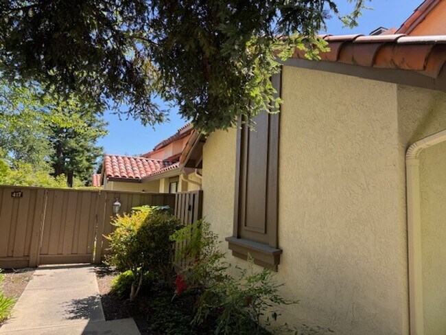 Foto del edificio - Beautiful updated 2 Story condo in Main Chance Estates w/attached 2 car garage!