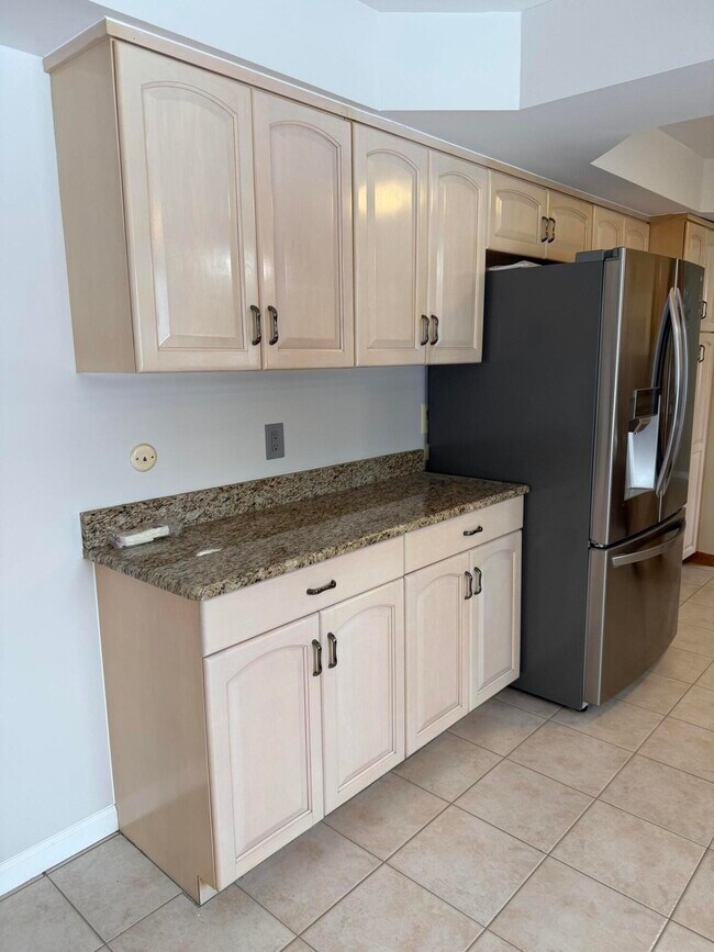 Building Photo - 3550 Kings Point Dr