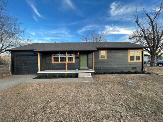 Building Photo - 4006 Dogwood Dr