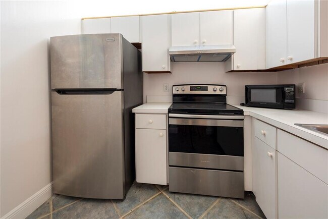 Building Photo - 10571 Royal Palm Blvd