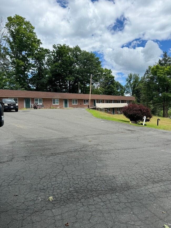 Building Photo - One bedroom Southwick Ma U-13