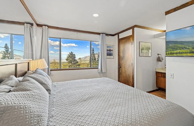 Foto del edificio - Fully Furnished 2 Bed / 2 Bath Corner Unit...