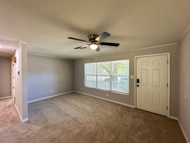 Building Photo - 3 bedroom 2 bath home in central location!