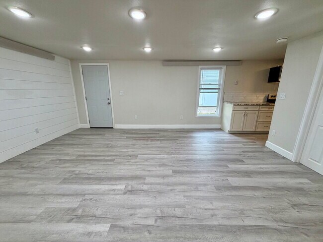 Building Photo - Large Updated Studio!