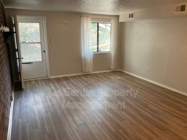 Building Photo - 446 Crosbie Dr