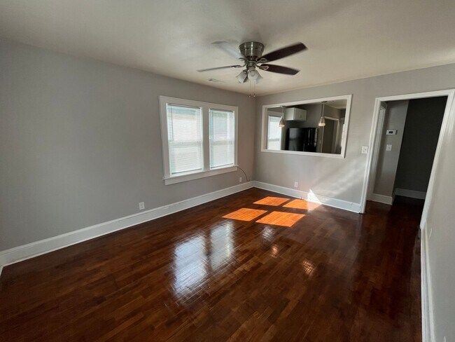 Foto del edificio - 406/408 North Elm Street