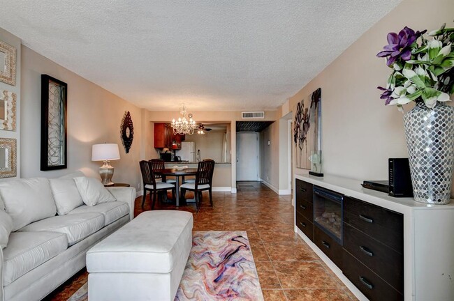 Building Photo - 9 E Royal Palm Rd