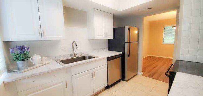 The kitchen is large and offers full-sized appliances and a pantry. - 920 Pine Oak Trl