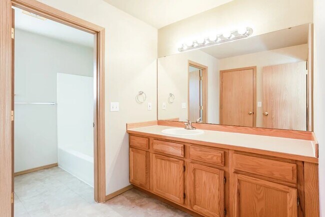 Foto del edificio - 8008 Upper Ridge Rd