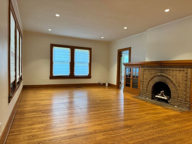 Building Photo - 2903 N Robinson Ave