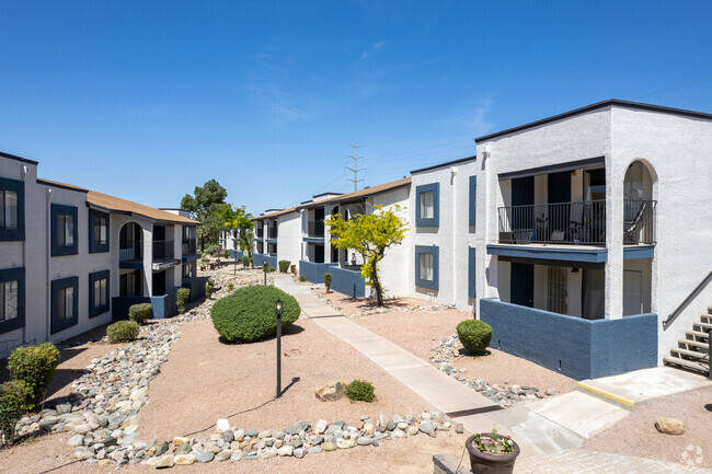 Building Photo - Peaks at Redington