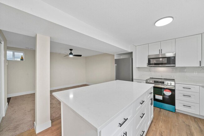 Foto del edificio - Remodeled 2BD, 1BA Apartment in Berkley with Off-Street Parking Spot