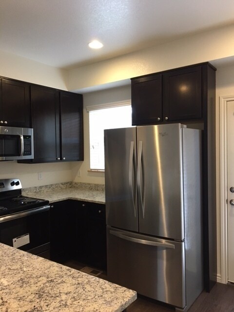 Foto del edificio - BEAUTIFUL 3 BED/3.5 BATH TOWNHOME