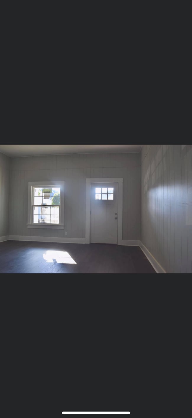 Building Photo - 613 Hess Ave