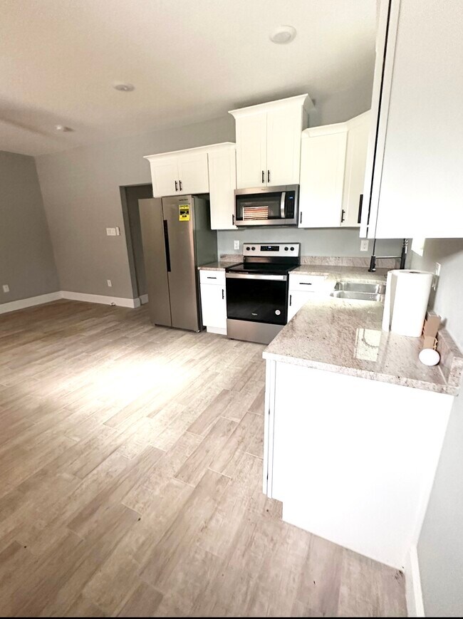 Open kitchen-living room concept - 5049 Van Fleet St