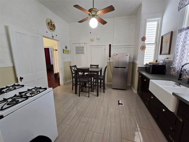 Building Photo - 916 Avenue H