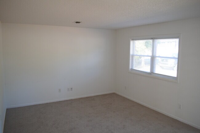 Foto del edificio - 317 Burbank Rd