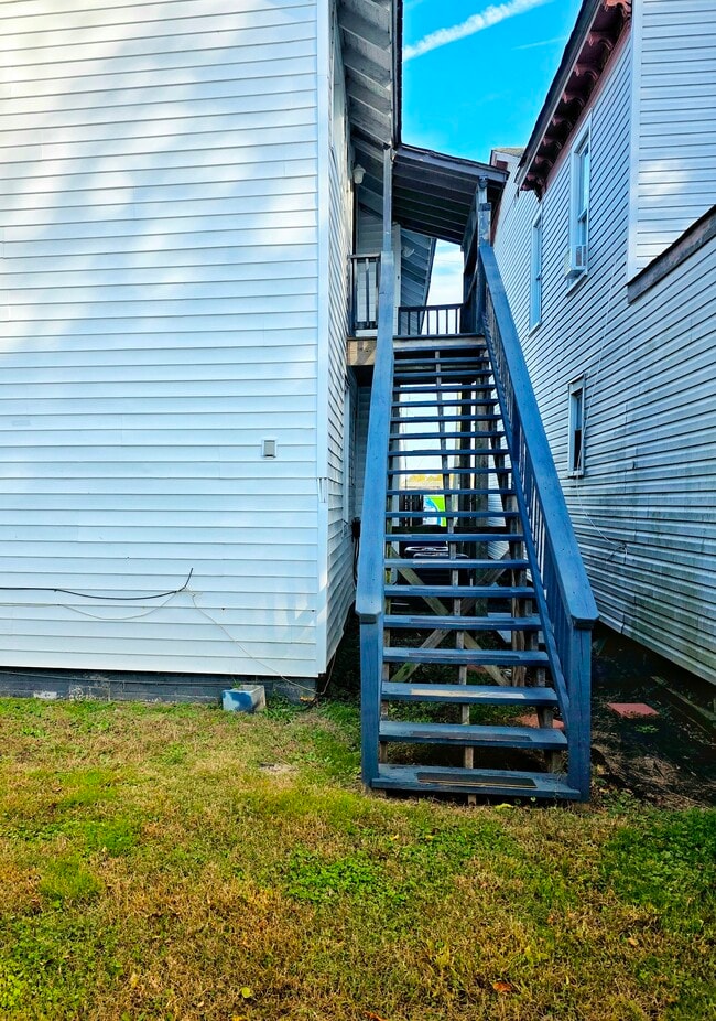 Building Photo - 400 Jamestown Ave