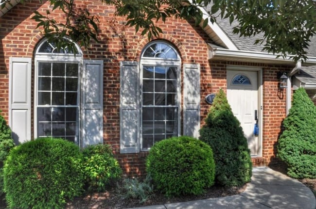 Building Photo - 404 E Mountain View Rd